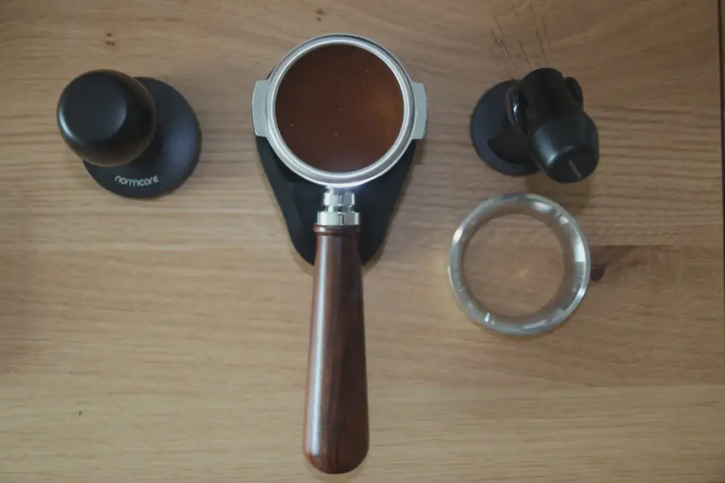 Tamper on portafilter