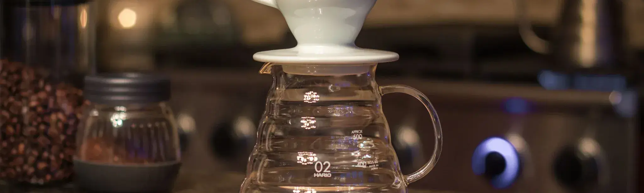 Improve your filter coffee with Asser Christensen's tips on 5 common mistakes (pouring, grind, filters, dripper, dense coffee) and concrete solutions for smooth and flavorful extraction.