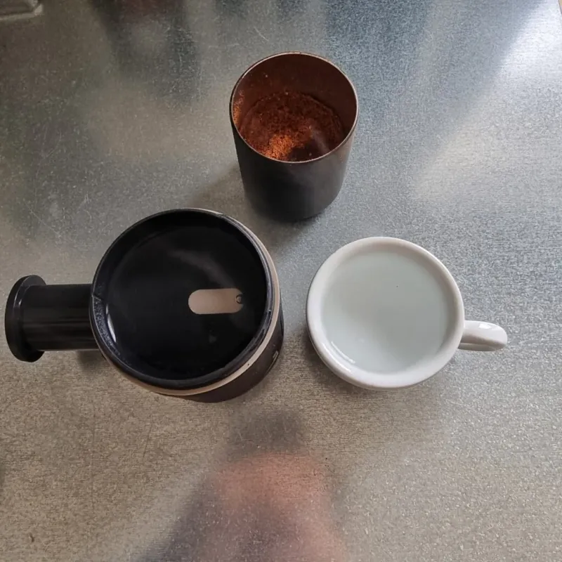Beginning of espresso preparation with the Picopresso