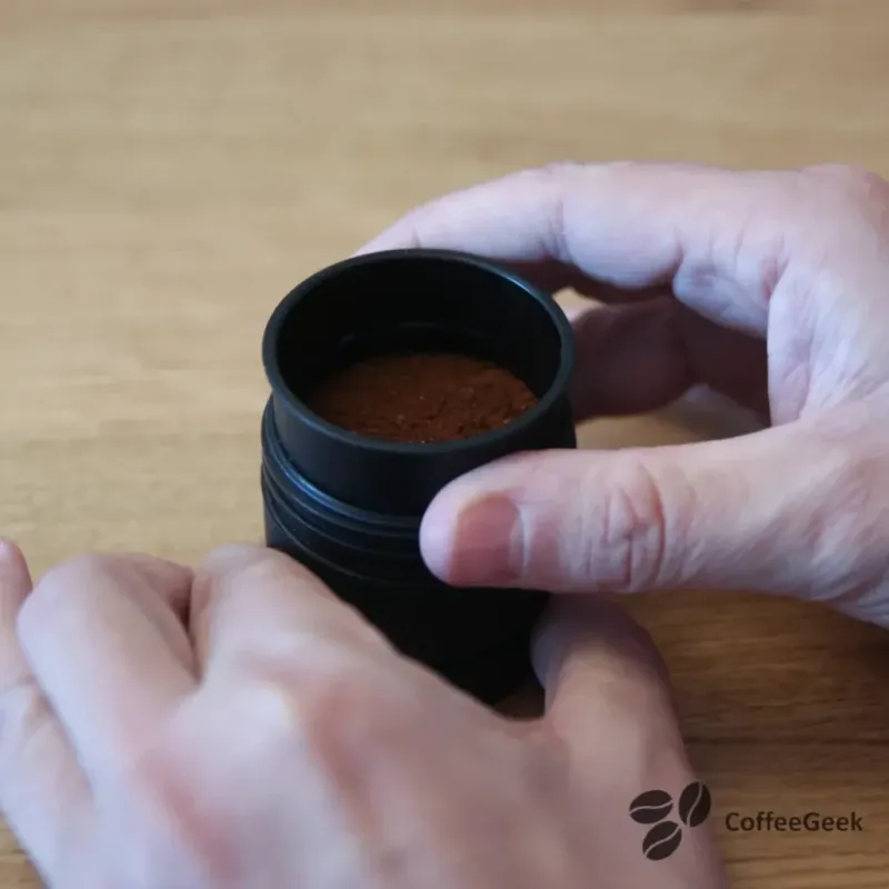 Compacting the coffee