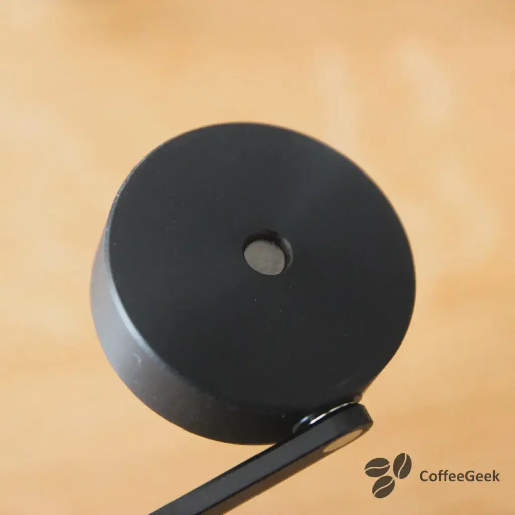 Magnet integrated into the grip