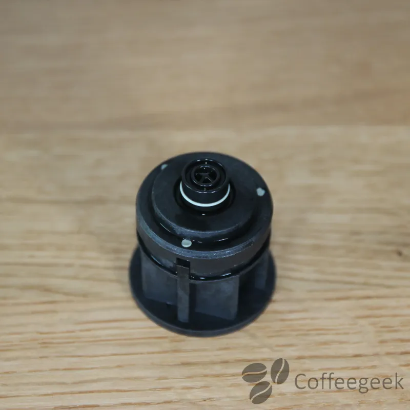 Place the valve on the Nespresso capsule, without forcing; it pierces during extraction.