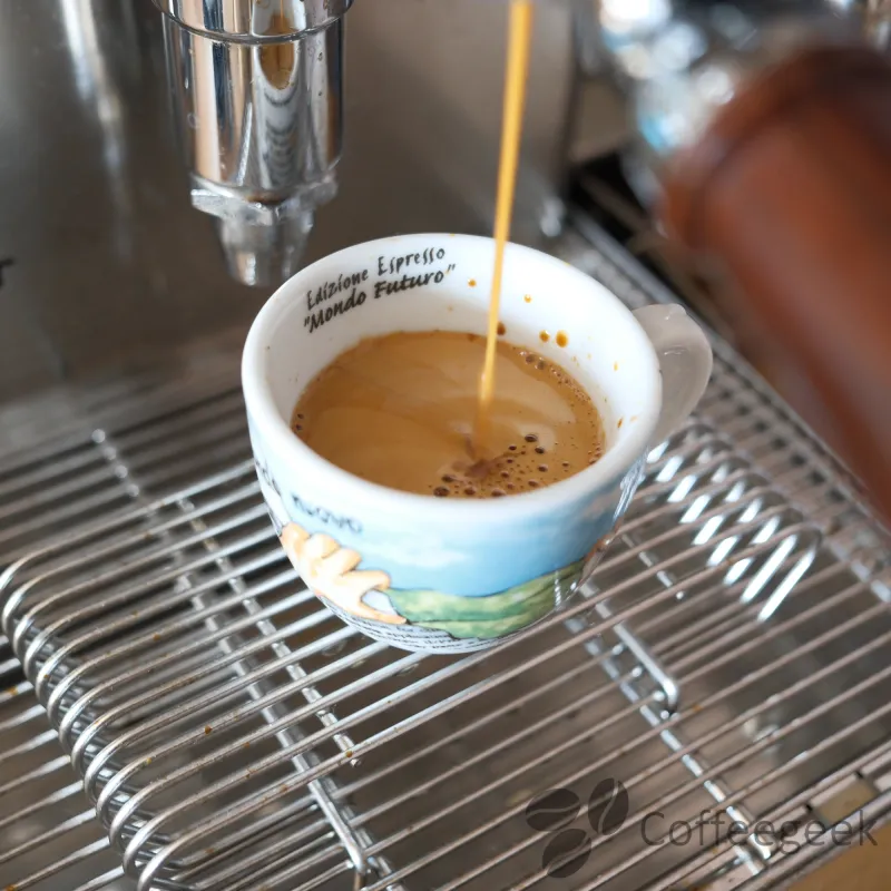 Cup of espresso prepared with the Timemore Bricks 01S: beautiful crema and body