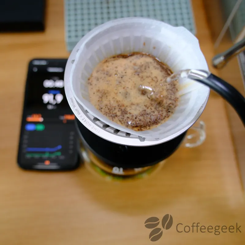 Extracting Guayaba Nature coffee with the Timemore Vector dripper