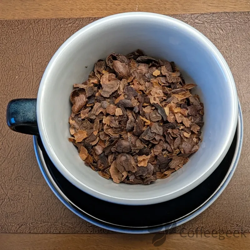 Cosses de cerises de café séchées, la peau et la pulpe du fruit, avant infusion