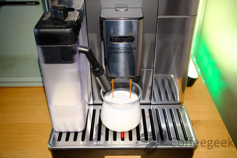 Caraffa del latte LatteCrema collegata alla macchina durante la preparazione di un cappuccino
