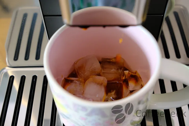 Cold brew che gocciola in una tazza con la sonda del termometro a contatto con le gocce, che segna 29 °C