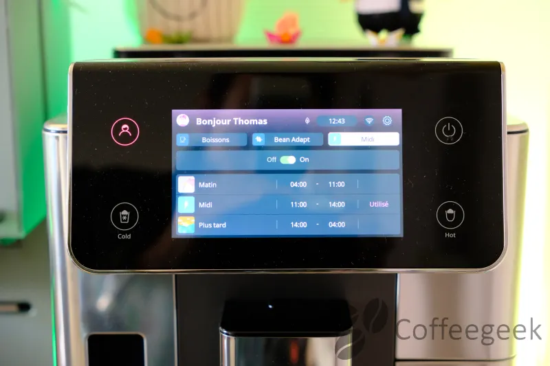 Touchscreen della De'Longhi PrimaDonna Aromatic dove Coffee Moments propone per primo il latte caldo la sera