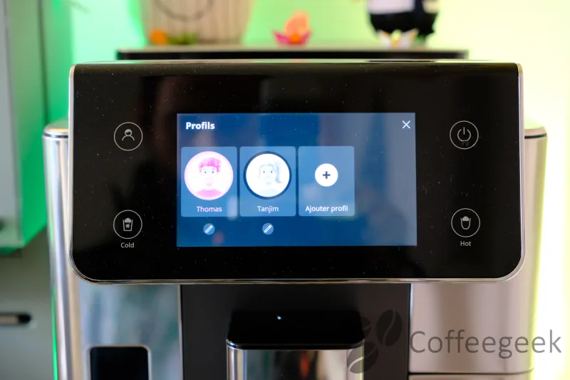 Touchscreen della De'Longhi PrimaDonna Aromatic che mostra la selezione dei profili utente con le icone nominate