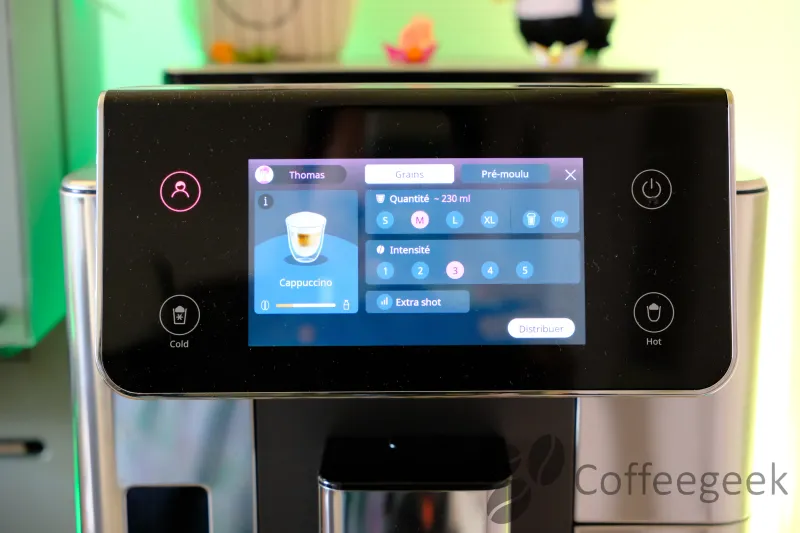 Touchscreen della De'Longhi PrimaDonna Aromatic che mostra una ricetta con il pulsante informazioni e le regolazioni di intensità e quantità del caffè