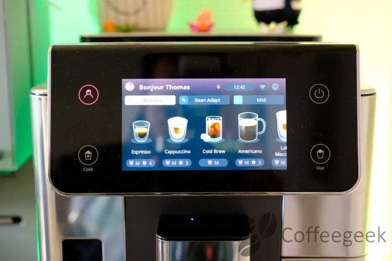 Primo piano del touchscreen a colori che mostra il carosello delle bevande