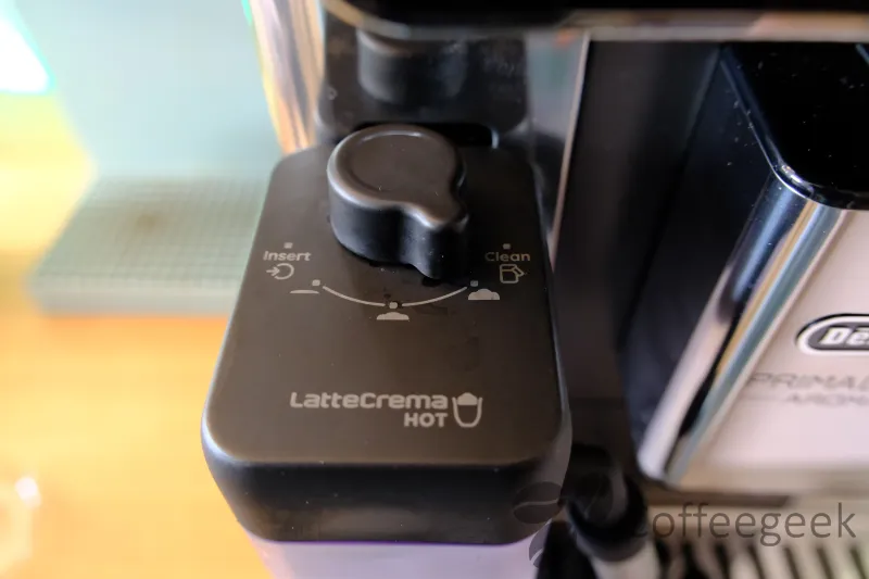 Primo piano della manopola di regolazione della densità della schiuma sulla caraffa del latte De'Longhi LatteCrema