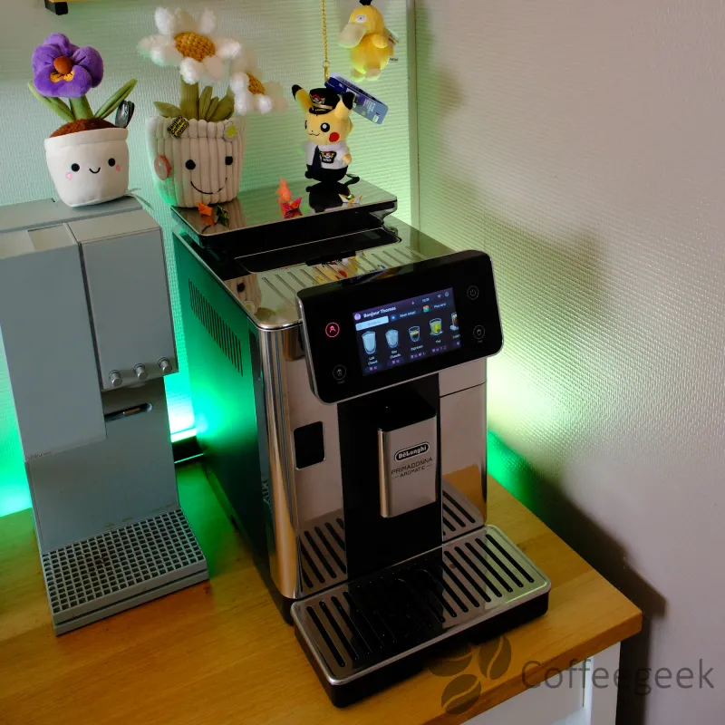 De'Longhi PrimaDonna Aromatic ECAM630.75.TSM sul piano di lavoro di una cucina