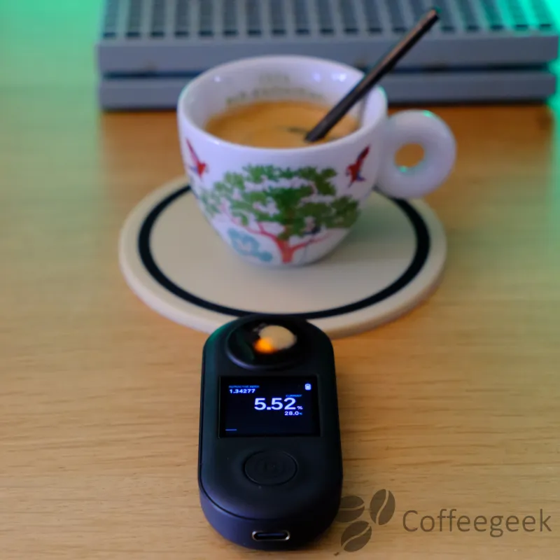 Rifrattometro DiFluid R2 Extract che misura un campione di espresso della De'Longhi PrimaDonna Aromatic, con il TDS sul display
