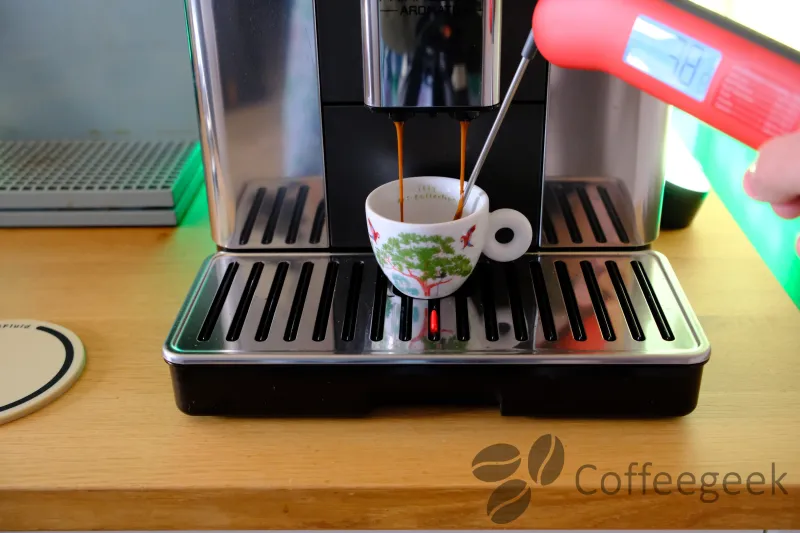 Sonda del termometro immersa in un espresso preparato con la De'Longhi PrimaDonna Aromatic