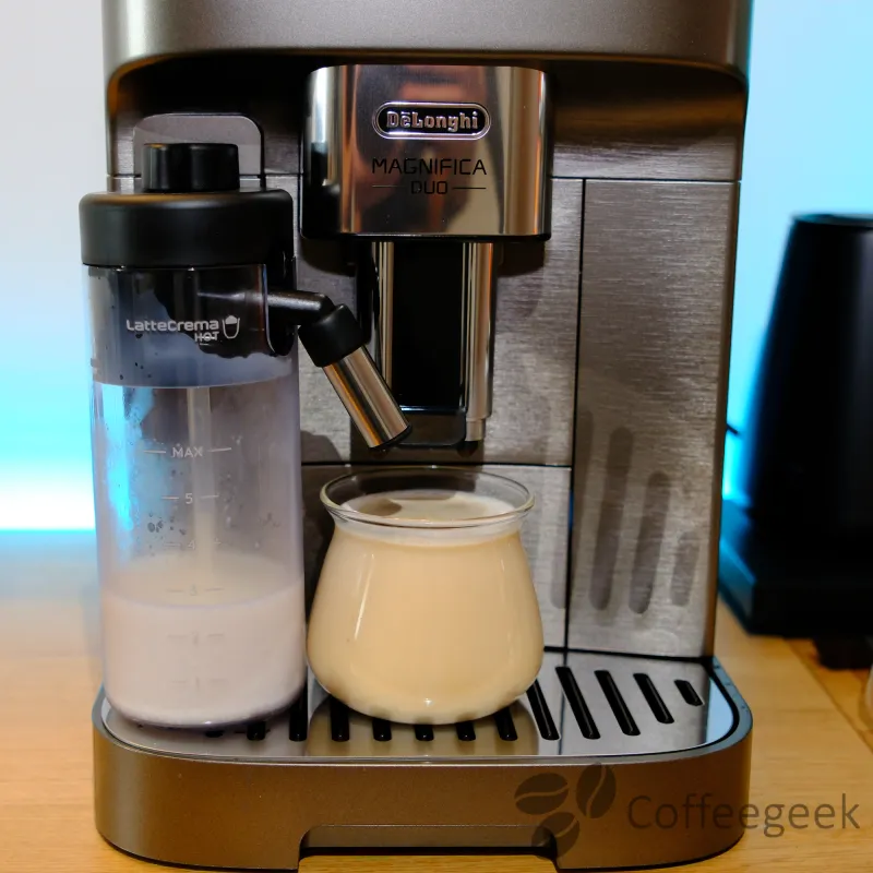 A caffè latte made with the De'Longhi Magnifica Duo