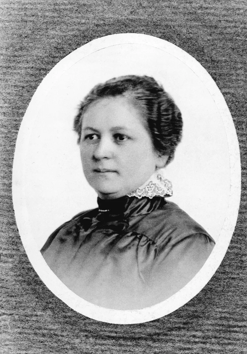 Ovales Schwarz-Weiß-Porträt von Melitta Bentz in einem dunklen, hochgeschlossenen Kleid mit Spitzenkragen