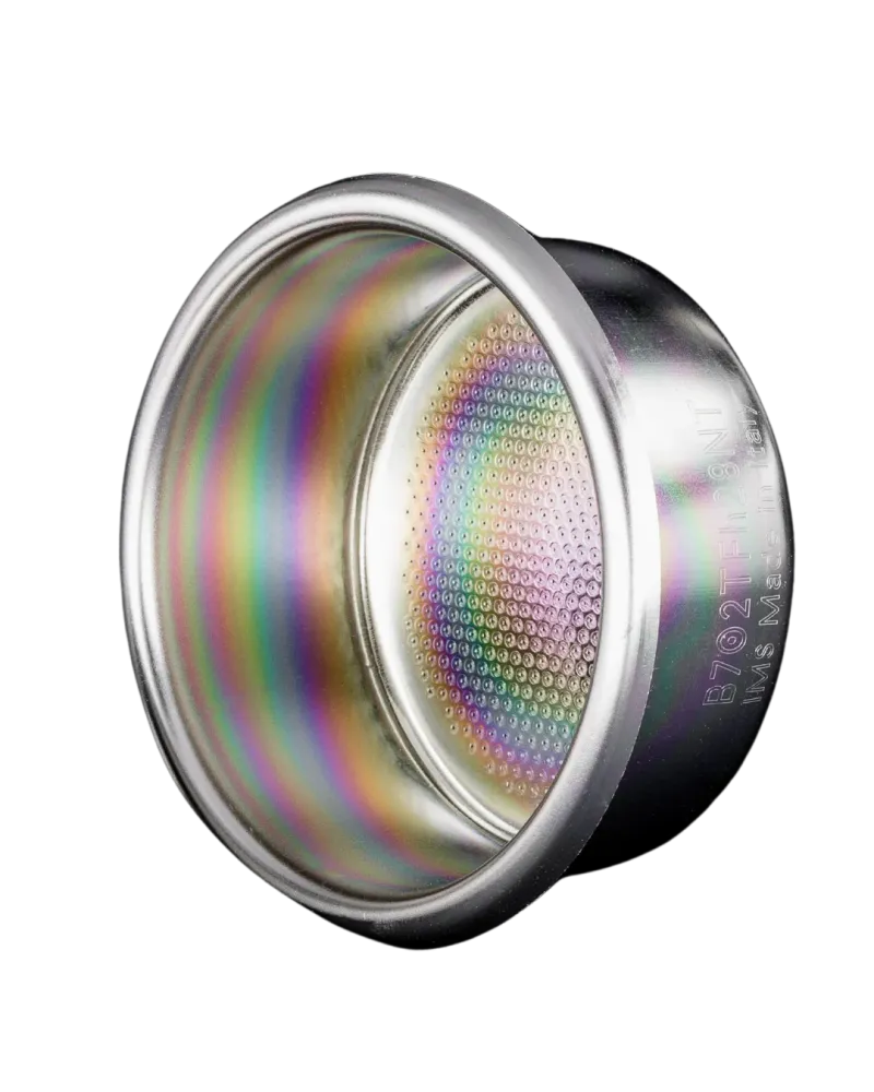 Filtre espresso NT aux reflets irisés arc-en-ciel de son revêtement Nanoquartz