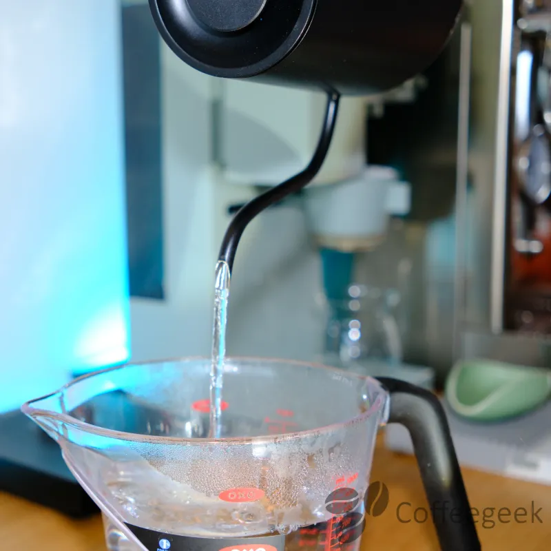 No water leaking from the lid seam of the Timemore Fish PRO X when tilted to pour