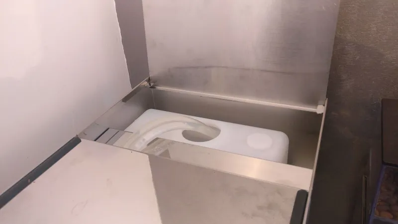 Riempimento serbatoio con imbuto