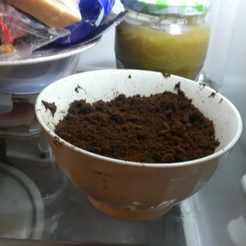Fondi di caffè nel frigo