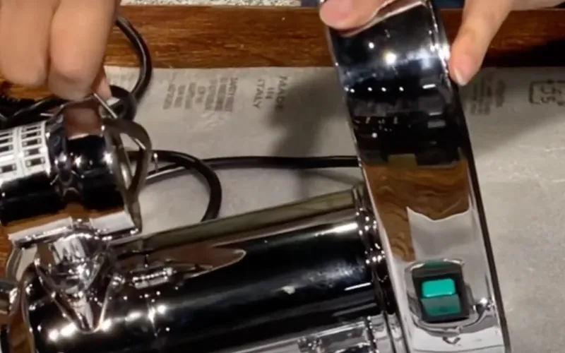 Rimozione della guarnizione attorno al doccino