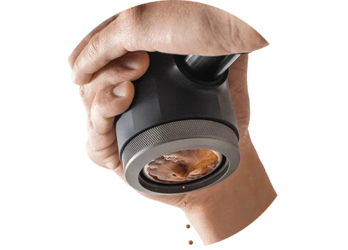 Il Picopresso di Wacaco con un espresso