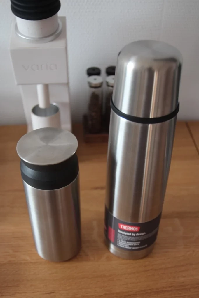 La Kinto a sinistra e il thermos a destra