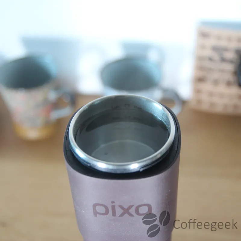 Riempire il serbatoio dell'acqua fino al livello desiderato seguendo la graduazione