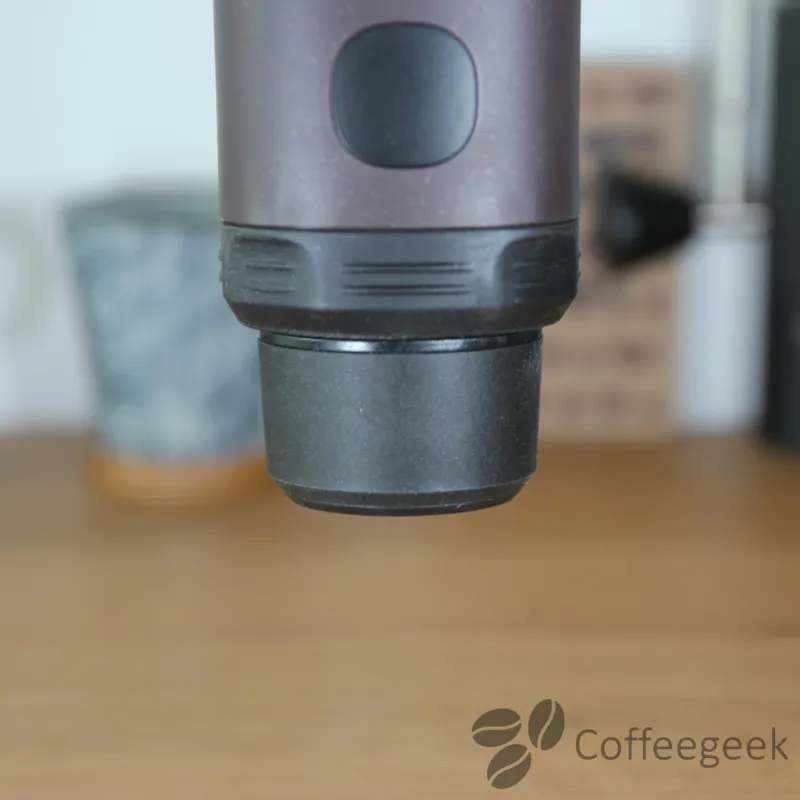 Posizionare l'insieme nel tappo e avvitarlo sulla macchina da caffè.