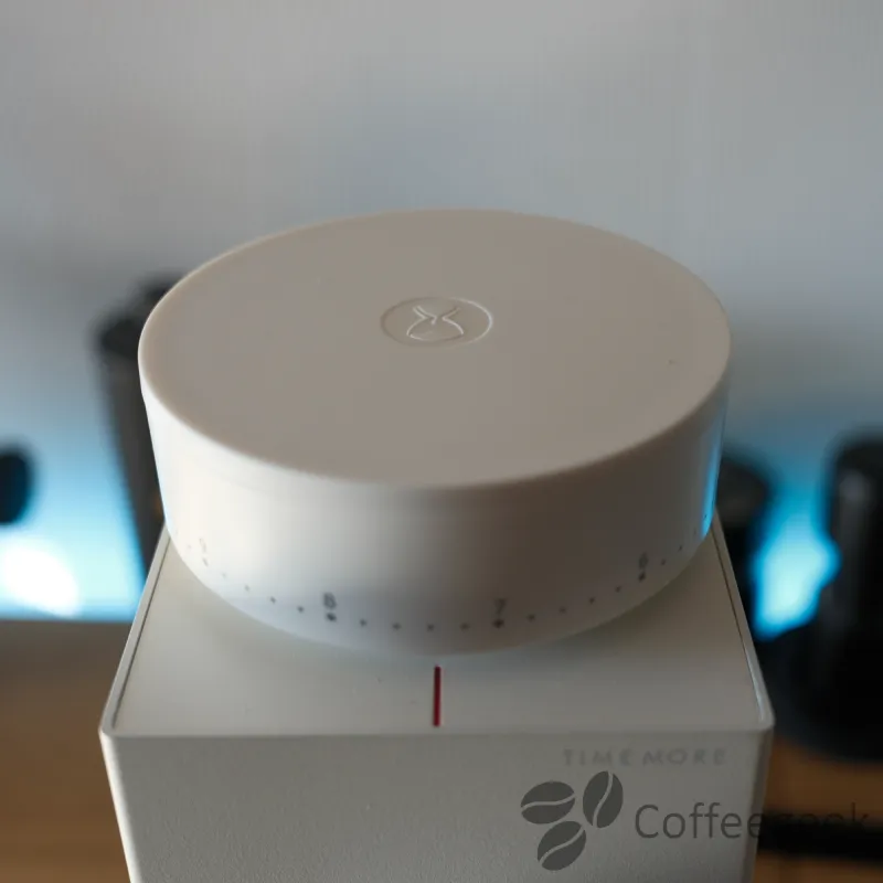 Tramoggia aperta del Timemore Bricks 01S con coperchio posato accanto