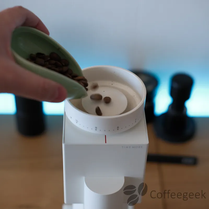 Versamento dei chicchi nella tramoggia del Timemore Bricks 01S