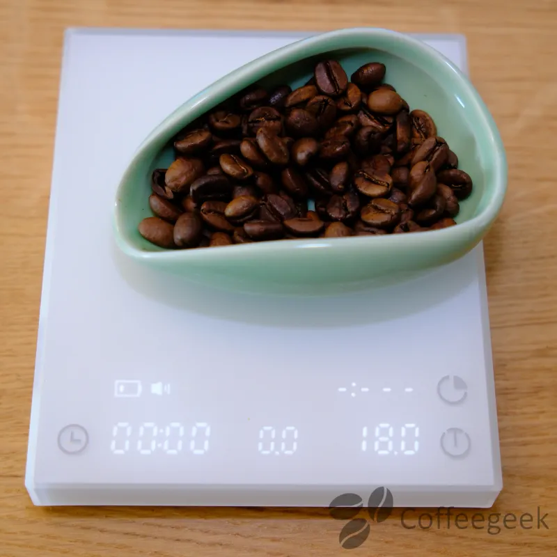 Pesatura di 18g di caffè Guayaba Nature sulla bilancia Timemore Basic 3