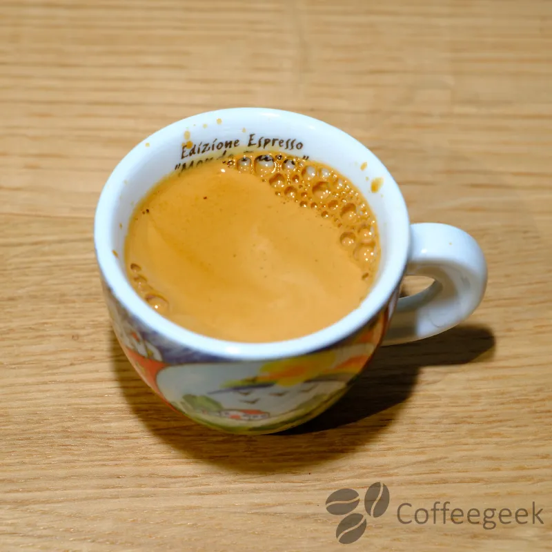 Shot di espresso ben estratto con ricca crema color nocciola
