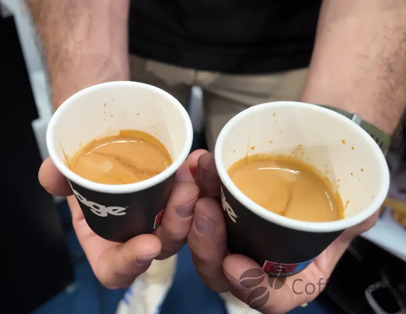 Due espressi con una bella crema, preparati con la Oracle Dual Boiler di Sage (Breville)