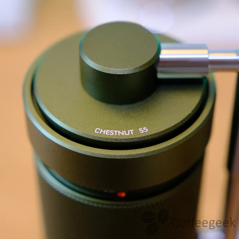 Coperchio del Timemore S5 Pro con inciso il modello del macinacaffè