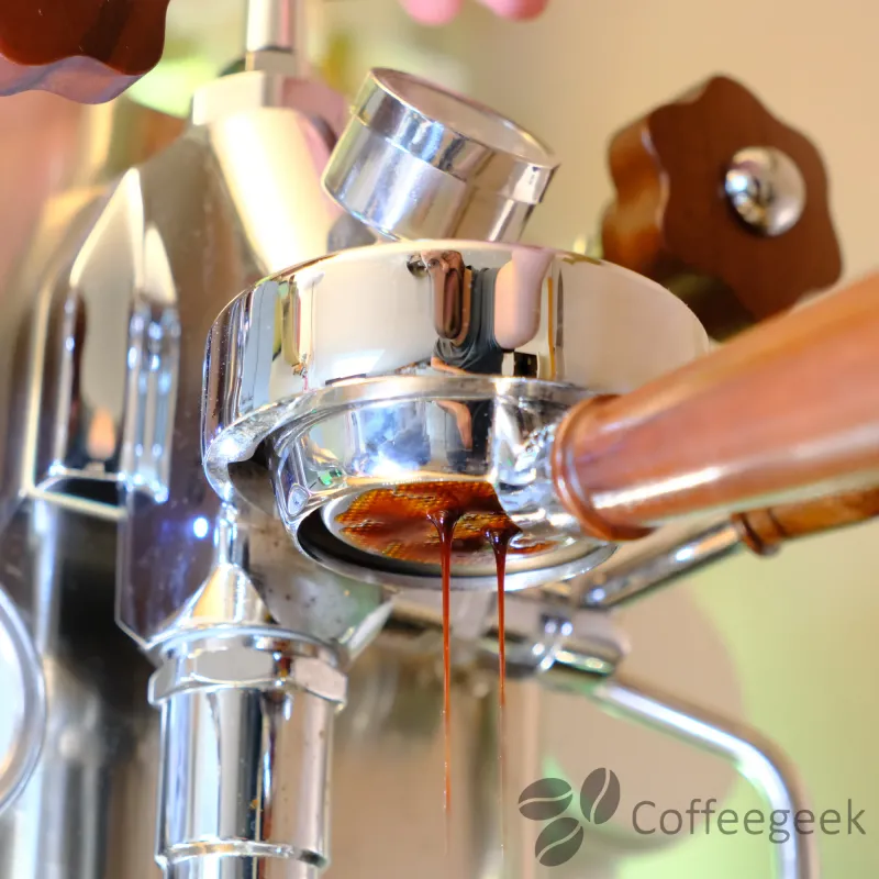 Inizio dell'estrazione espresso con la macinatura del Timemore S5 Pro