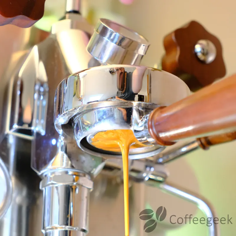 Shot di espresso finito con crema