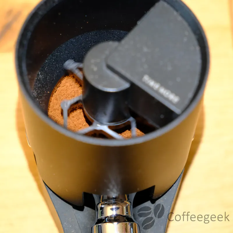 Strumento WDT che distribuisce il caffè macinato nel portafiltro