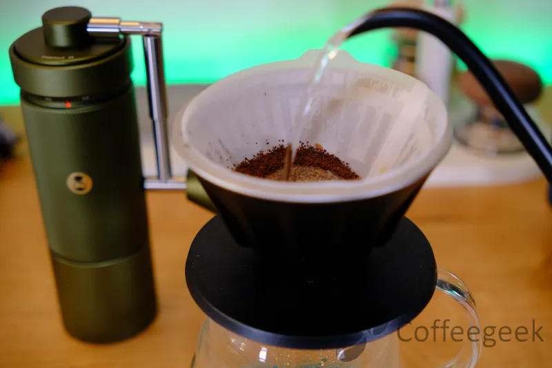 Inizio dell'estrazione pour-over con il Timemore Crystal Eye VECTOR Dripper