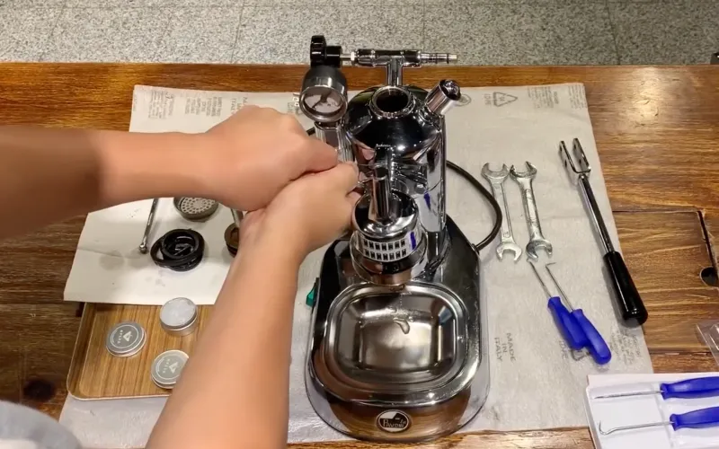 ヘッドのボルトを外す