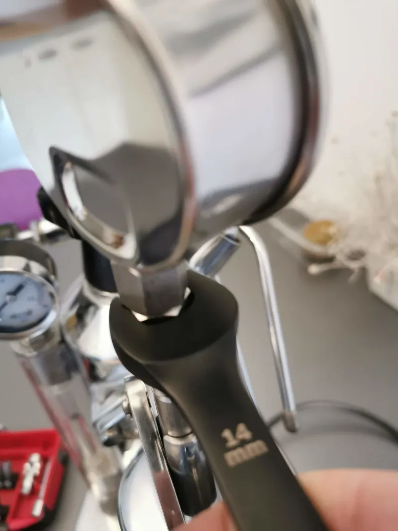 14mmレンチで圧力計をねじ込む