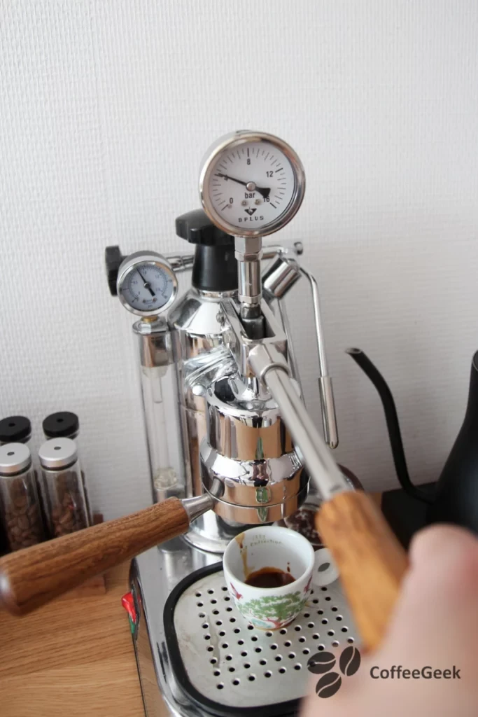 ポルタフィルター取り付け前のレバーの持ち上げ