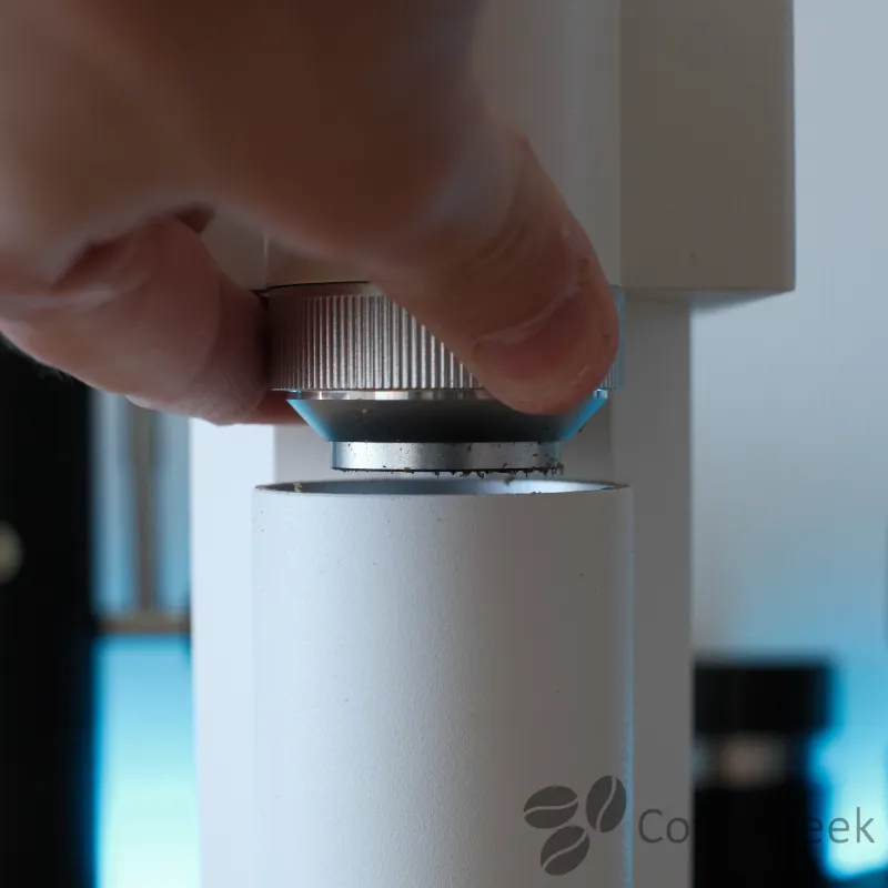 Fines Knocker作動後のTimemore Bricks 01Sの容器：壁面がきれいで、すべての挽き目が回収された