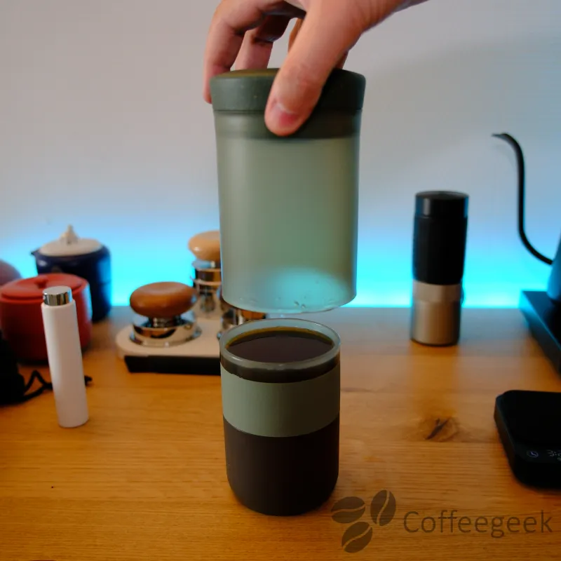 抽出後のWacaco Prestinaを取り外し、コーヒーが完成した状態