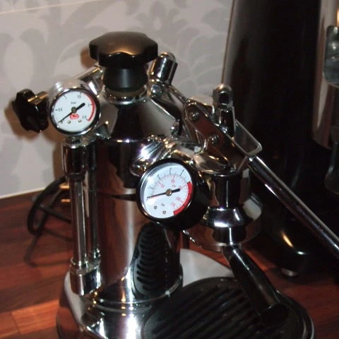 Zijaanzicht van de manometer