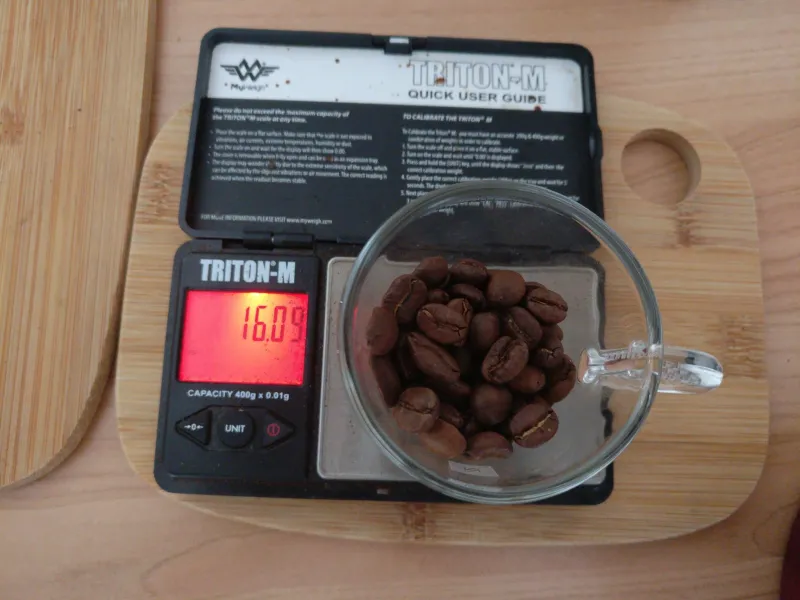 De koffie wegen met behulp van een weegschaal