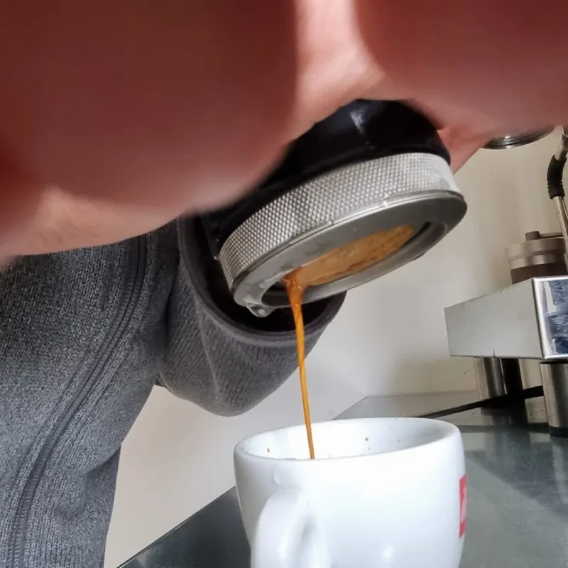 Extractie van een espresso met de Picopresso