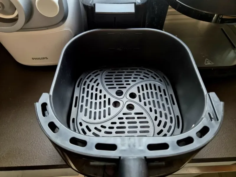 Open lade van de Philips AirFryer 6,2L met uitneembaar rooster