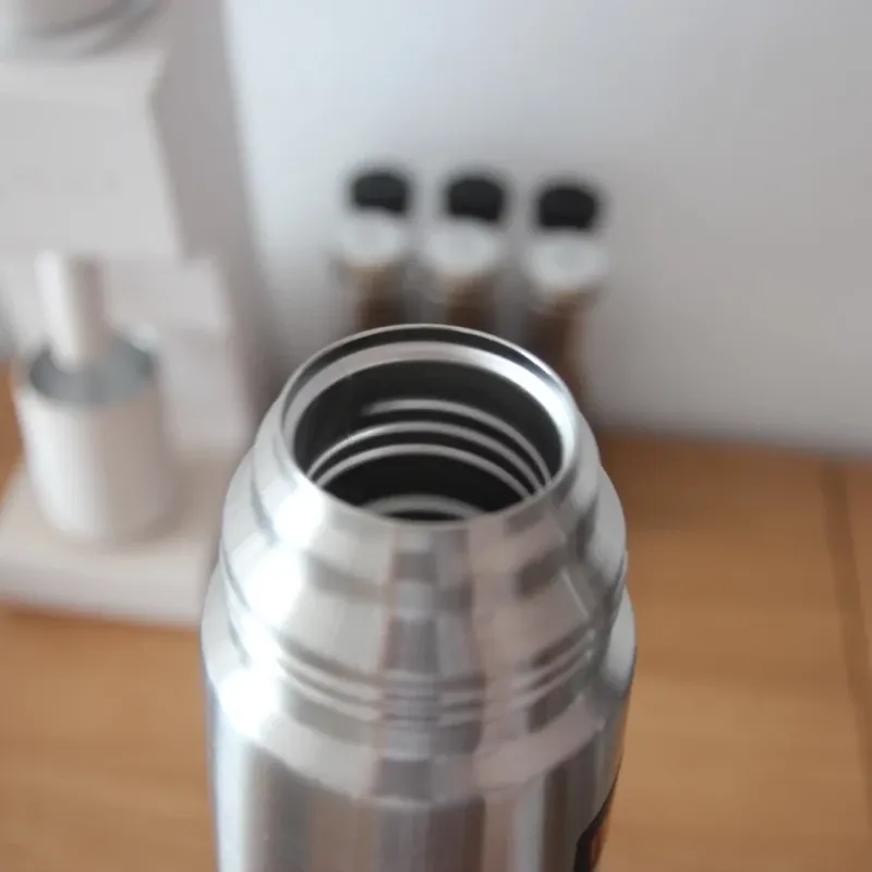 Opening van de Thermos Roestvrijstalen fles 1 liter